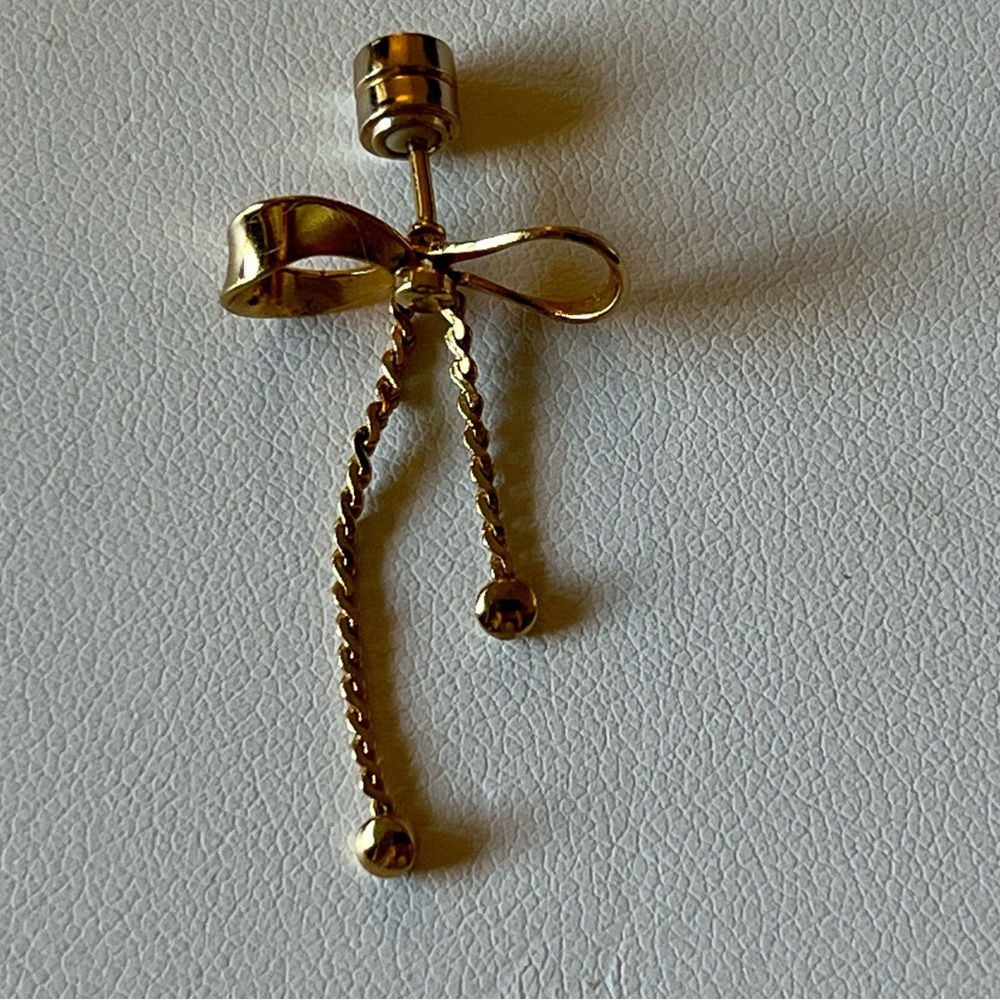 Darling Vintage “Sarah Coventry” Tiny Goldtone Bow Shaped Lapel Pin - Like New!